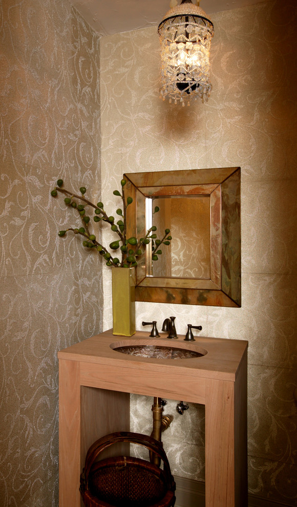 Medelhavsstil inredning av ett litet toalett, med öppna hyllor, skåp i ljust trä, träbänkskiva och beige väggar