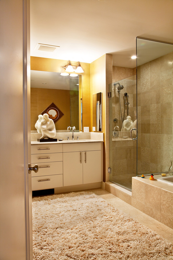 Esempio di una grande stanza da bagno padronale tradizionale con ante bianche, piastrelle in ceramica, lavabo sottopiano, top in granito, ante lisce, piastrelle beige e pareti gialle