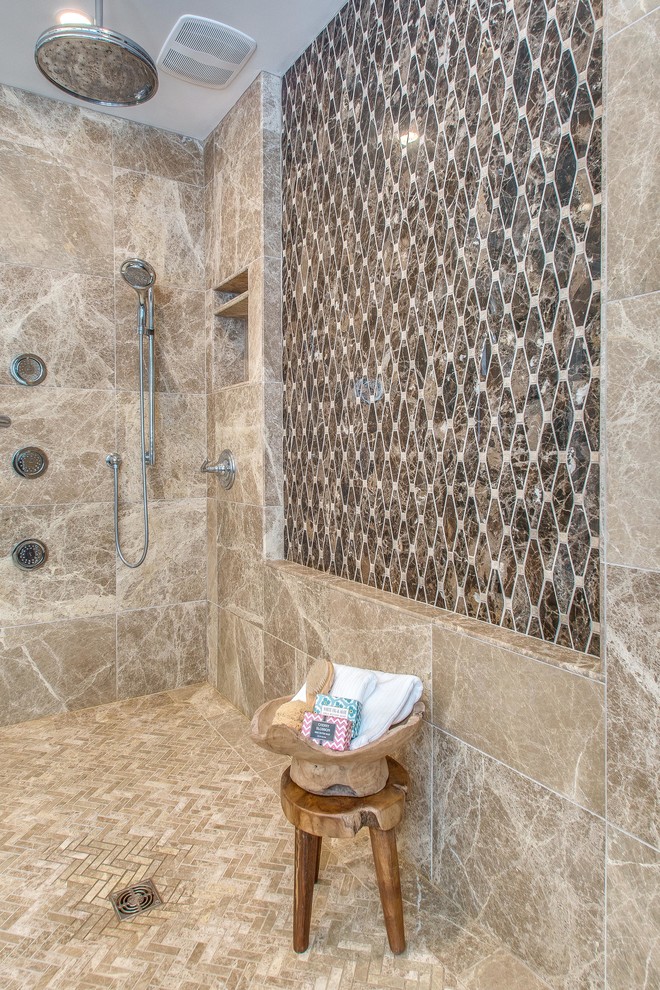 Klassisk inredning av ett stort en-suite badrum, med skåp i mörkt trä, en toalettstol med separat cisternkåpa, blå väggar, ett platsbyggt badkar, en dubbeldusch, marmorgolv, ett undermonterad handfat och marmorbänkskiva