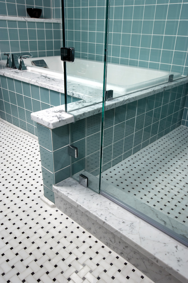 Immagine di una stanza da bagno padronale contemporanea di medie dimensioni con lavabo a colonna, ante lisce, ante in legno chiaro, vasca da incasso, doccia ad angolo, piastrelle blu, piastrelle di vetro, pareti blu e pavimento in marmo
