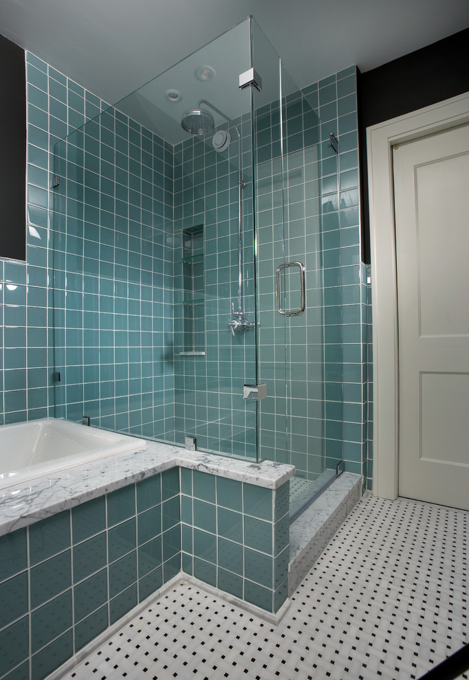 Idee per una stanza da bagno padronale design di medie dimensioni con lavabo a colonna, ante lisce, ante in legno chiaro, vasca da incasso, doccia ad angolo, piastrelle blu, piastrelle di vetro, pareti blu e pavimento in marmo