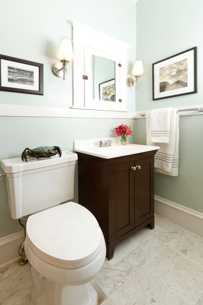 Bild på ett litet amerikanskt badrum med dusch, med ett undermonterad handfat, släta luckor, skåp i mörkt trä, bänkskiva i kvarts, en toalettstol med separat cisternkåpa, vit kakel, blå väggar och marmorgolv