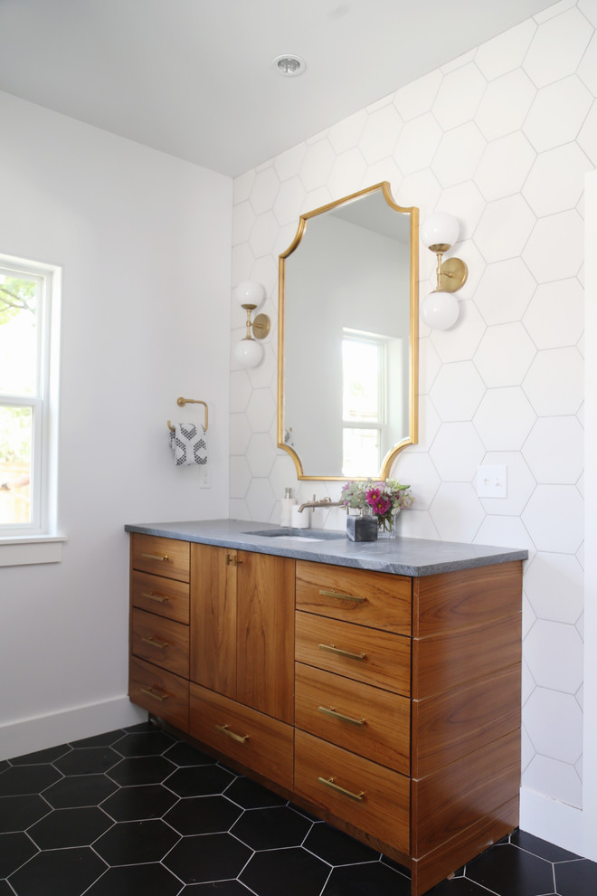На фото: ванная комната в стиле неоклассика (современная классика) с плоскими фасадами, фасадами цвета дерева среднего тона, черно-белой плиткой, белыми стенами и врезной раковиной