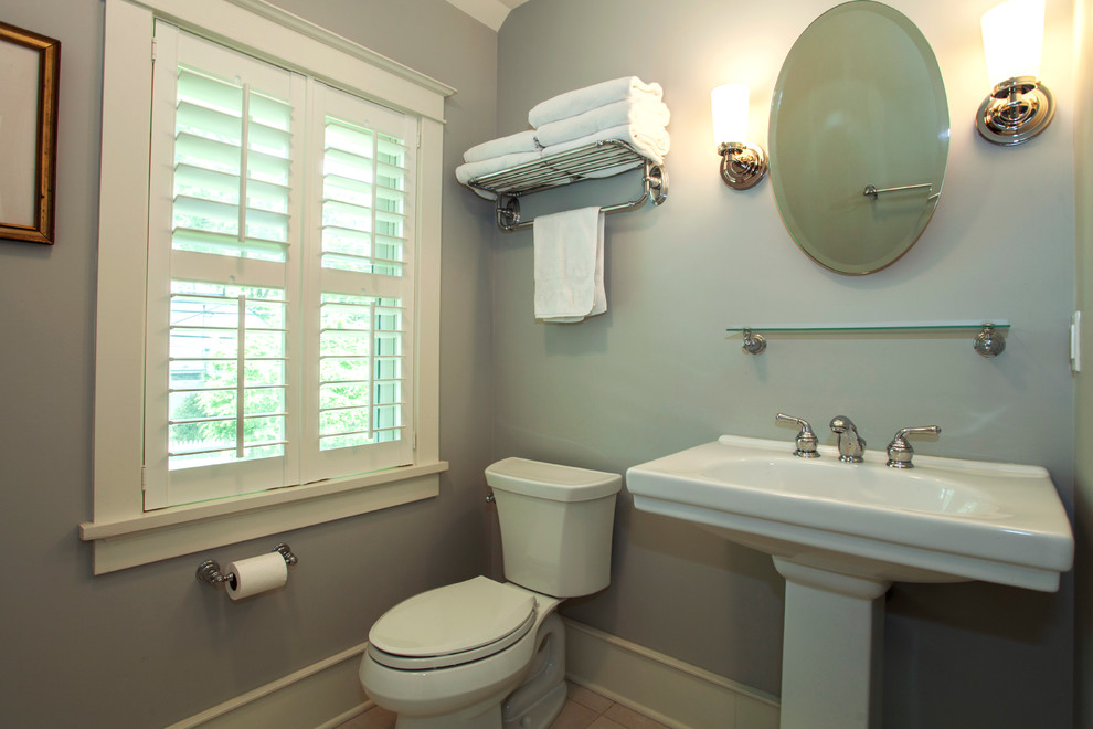 Idee per una stanza da bagno classica di medie dimensioni con piastrelle beige, lavabo a colonna, WC a due pezzi, piastrelle in pietra, pareti grigie e pavimento in marmo