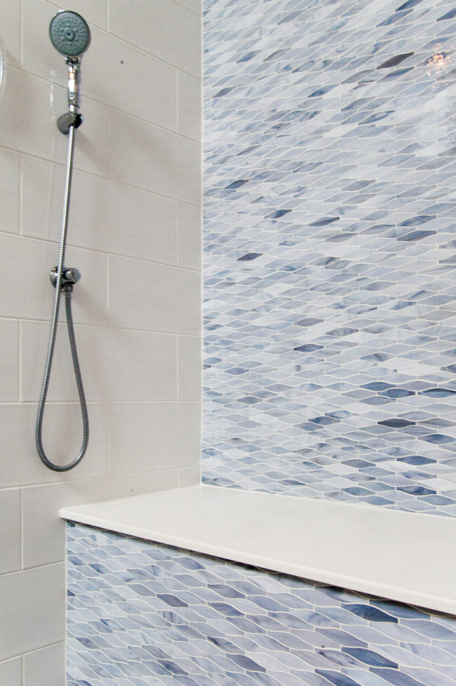 Diseño de cuarto de baño principal minimalista grande con ducha doble, baldosas y/o azulejos azules, baldosas y/o azulejos en mosaico y suelo de baldosas de porcelana