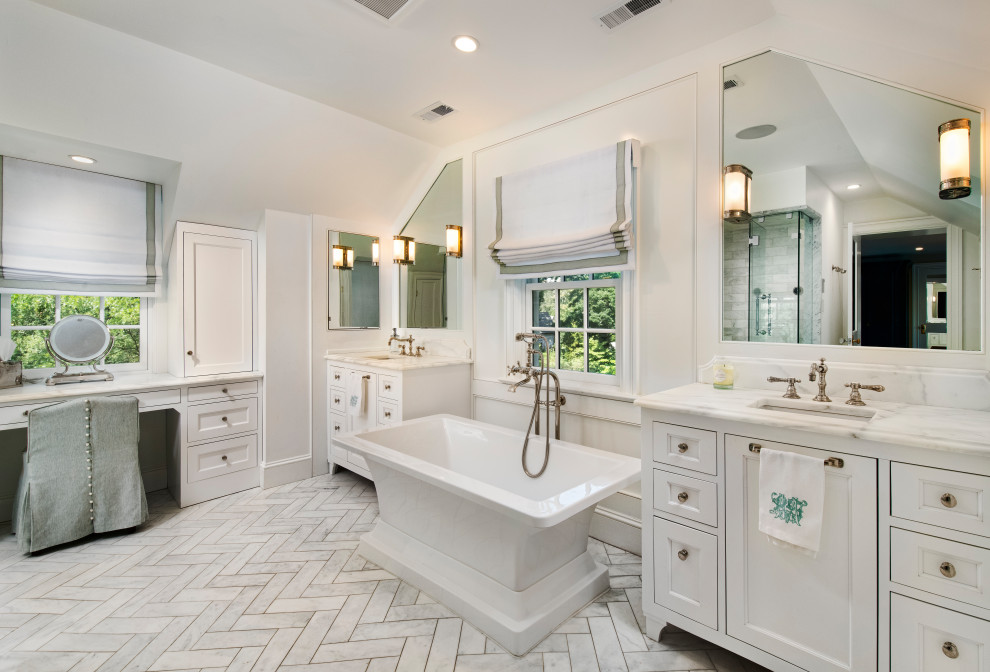 Inredning av ett klassiskt en-suite badrum, med ett fristående badkar, vita väggar, ett undermonterad handfat, en dusch i en alkov, marmorgolv, marmorbänkskiva och dusch med gångjärnsdörr