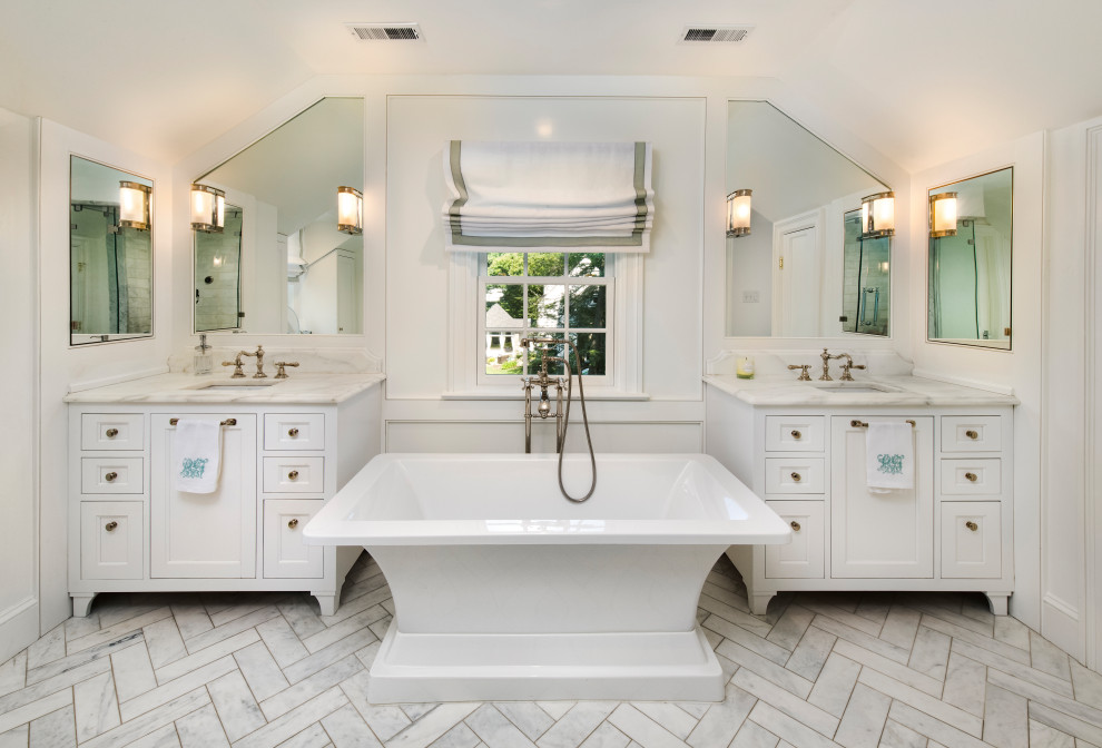 Inspiration pour une douche en alcôve principale traditionnelle avec une baignoire indépendante, un mur blanc, un sol en marbre, un lavabo encastré, un plan de toilette en marbre et une cabine de douche à porte battante.