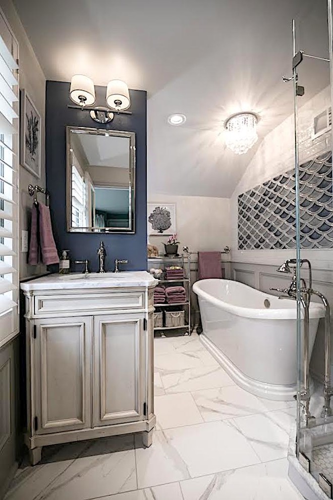 Cette photo montre une salle de bain principale chic de taille moyenne avec un placard à porte affleurante, des portes de placard blanches, une baignoire indépendante, une douche d'angle, un carrelage bleu, un carrelage gris, un mur beige, un sol en marbre, un lavabo encastré, un plan de toilette en marbre, un sol blanc, une cabine de douche à porte battante, un plan de toilette blanc, WC suspendus et des carreaux de céramique.