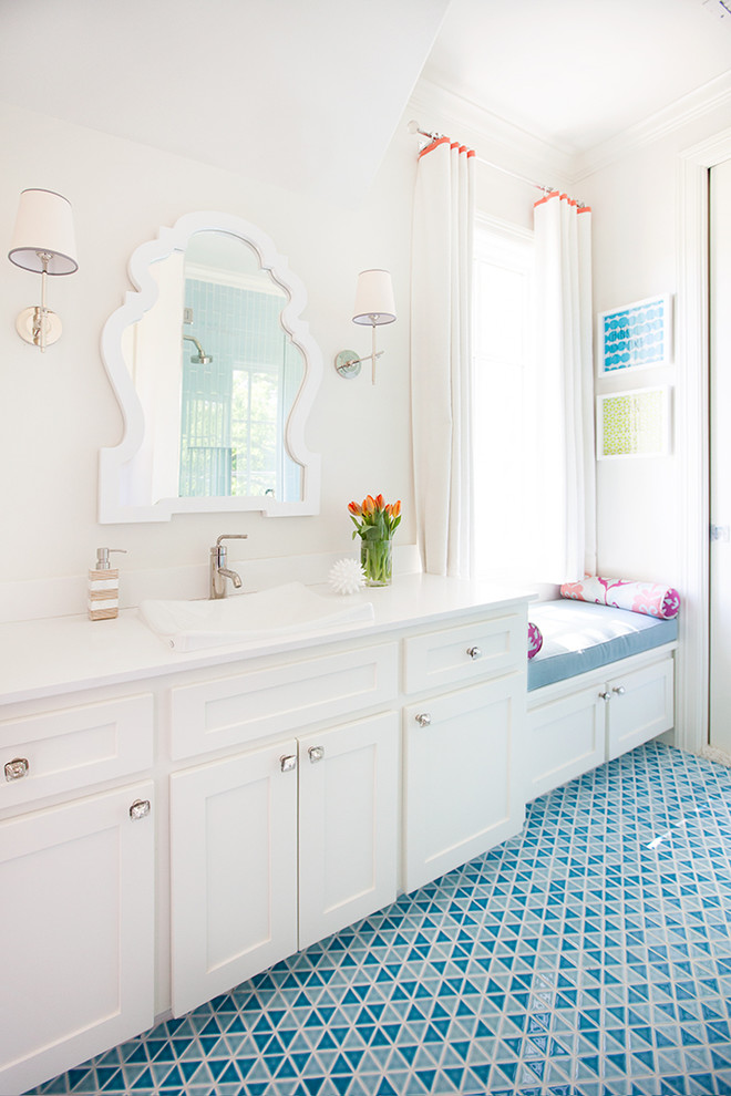 Идея дизайна: ванная комната среднего размера в стиле неоклассика (современная классика) с настольной раковиной, фасадами в стиле шейкер, белыми фасадами, синей плиткой, белыми стенами, полом из мозаичной плитки, керамической плиткой, душевой кабиной, столешницей из искусственного кварца, синим полом и белой столешницей