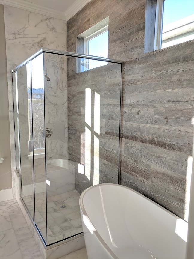 Свежая идея для дизайна: большая главная ванная комната в современном стиле с фасадами с утопленной филенкой, белыми фасадами, отдельно стоящей ванной, душем над ванной, унитазом-моноблоком, серой плиткой, керамогранитной плиткой, серыми стенами, врезной раковиной, столешницей из гранита, серым полом, душем с распашными дверями и мраморным полом - отличное фото интерьера