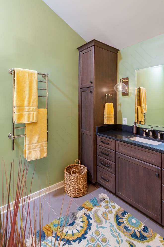 Пример оригинального дизайна: главная ванная комната среднего размера в стиле кантри с фасадами с утопленной филенкой, темными деревянными фасадами, открытым душем, раздельным унитазом, бежевой плиткой, керамогранитной плиткой, зелеными стенами, полом из керамогранита, врезной раковиной, столешницей из дерева, серым полом, душем с распашными дверями и черной столешницей