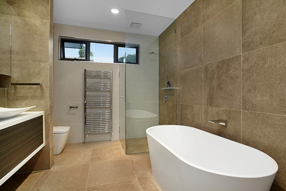 Modernes Badezimmer mit flächenbündigen Schrankfronten, dunklen Holzschränken, freistehender Badewanne, bodengleicher Dusche, beigen Fliesen, Aufsatzwaschbecken und brauner Wandfarbe in Melbourne