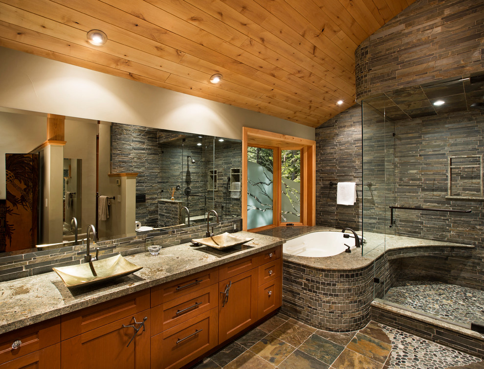他の地域にあるトランジショナルスタイルのおしゃれな浴室 (ベッセル式洗面器、スレートタイル) の写真