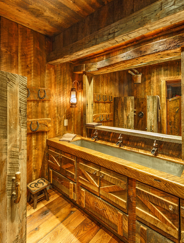 Diseño de cuarto de baño infantil rural con puertas de armario de madera en tonos medios, ducha esquinera, suelo de madera oscura, lavabo de seno grande y encimera de madera