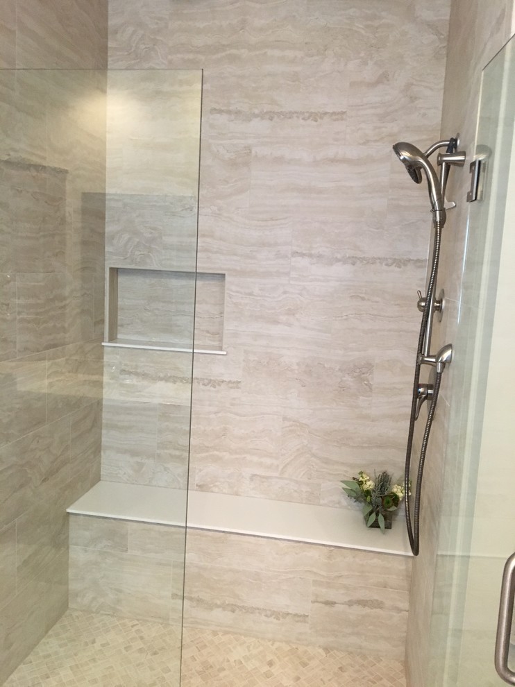 Esempio di una stanza da bagno con doccia classica di medie dimensioni con doccia alcova, piastrelle beige, piastrelle in gres porcellanato e porta doccia a battente