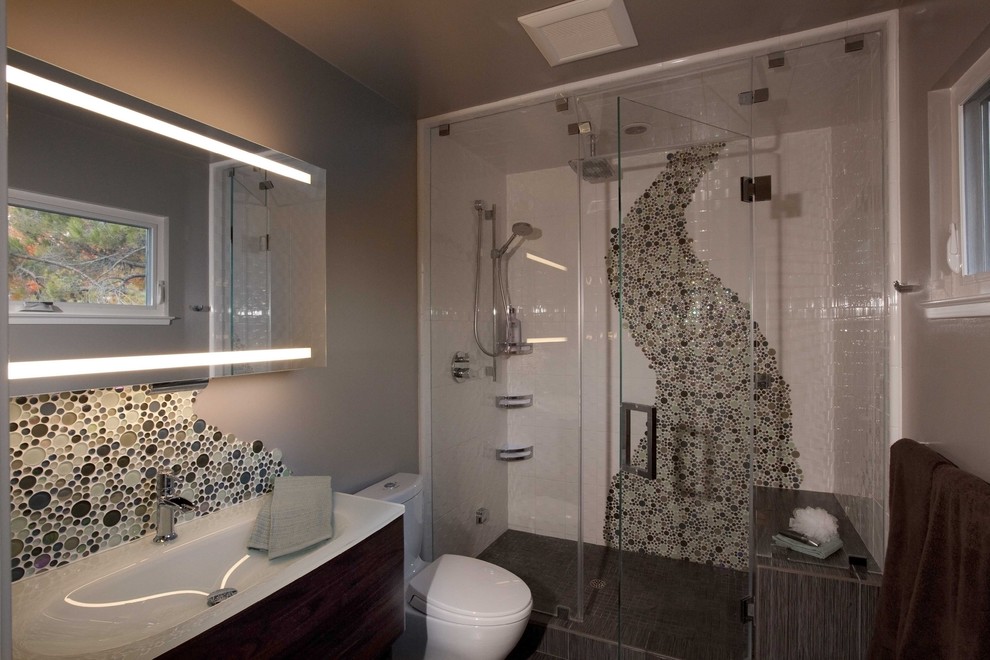 Idee per una stanza da bagno design con piastrelle a mosaico