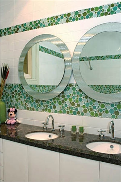 Design ideas for a modern bathroom in Tampa.