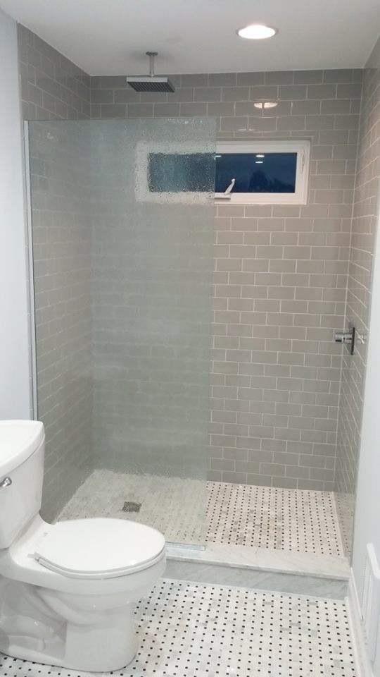 Idéer för stora funkis en-suite badrum, med en öppen dusch och med dusch som är öppen