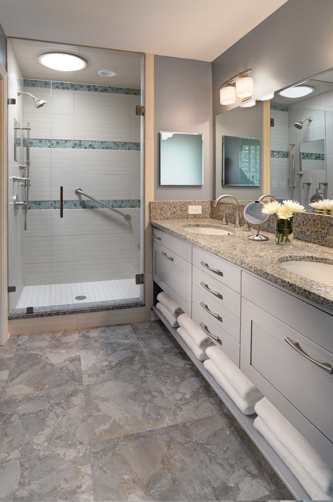 Ejemplo de cuarto de baño tradicional renovado con armarios estilo shaker, puertas de armario azules, ducha abierta, paredes grises, encimera de granito, suelo gris y ducha abierta