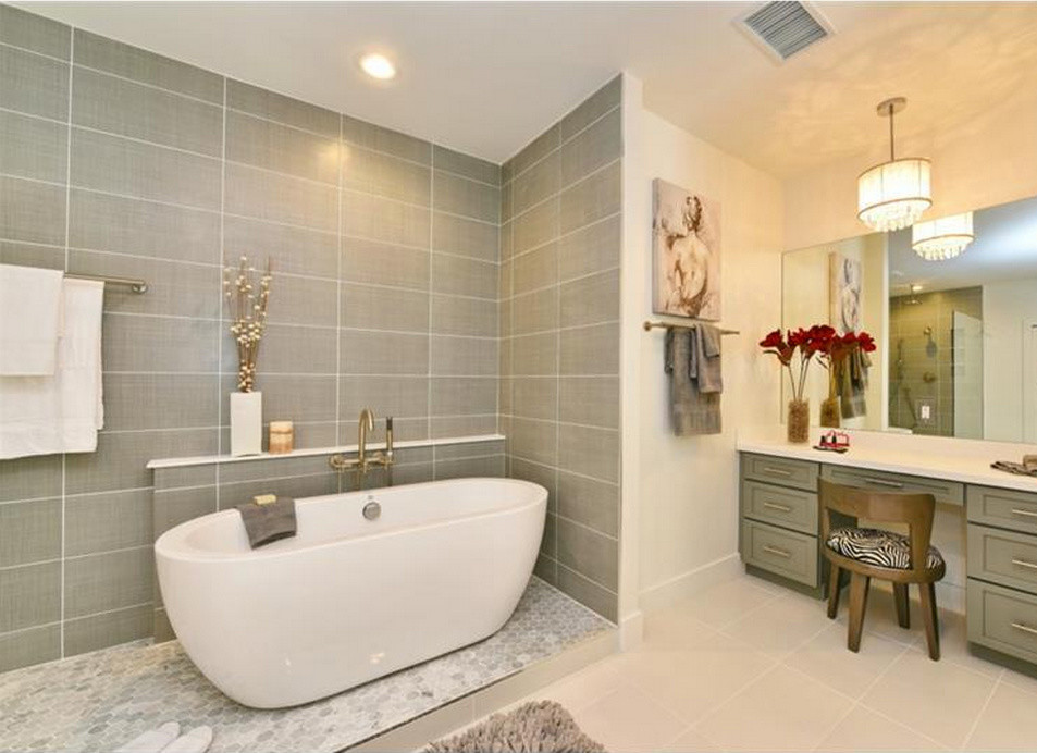 Inredning av ett modernt mellanstort en-suite badrum, med luckor med profilerade fronter, grå skåp, ett fristående badkar, våtrum, en toalettstol med separat cisternkåpa, grå kakel, skifferkakel, grå väggar, klinkergolv i keramik, ett undermonterad handfat, bänkskiva i kvartsit, vitt golv och med dusch som är öppen