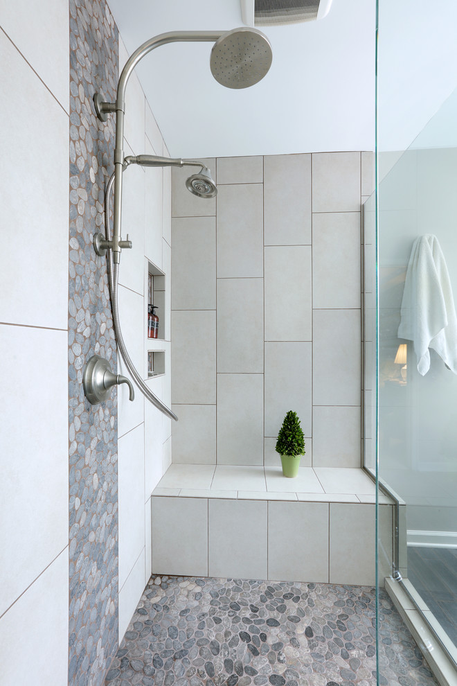 Inspiration för stora klassiska vitt en-suite badrum, med luckor med upphöjd panel, skåp i mörkt trä, ett fristående badkar, en hörndusch, vit kakel, porslinskakel, grå väggar, mörkt trägolv, ett undermonterad handfat, granitbänkskiva, grått golv och dusch med gångjärnsdörr