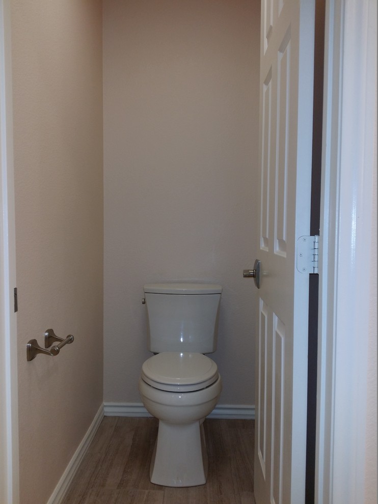 Réalisation d'un grand WC et toilettes design en bois foncé avec un lavabo encastré, un placard à porte shaker, un plan de toilette en marbre, WC séparés, un carrelage gris, des carreaux de céramique, un mur beige et un sol en marbre.