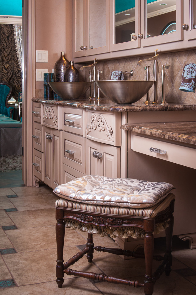 Inspiration för ett stort eklektiskt en-suite badrum, med ett fristående handfat, luckor med upphöjd panel, beige skåp, marmorbänkskiva, beige kakel, keramikplattor, beige väggar och klinkergolv i keramik
