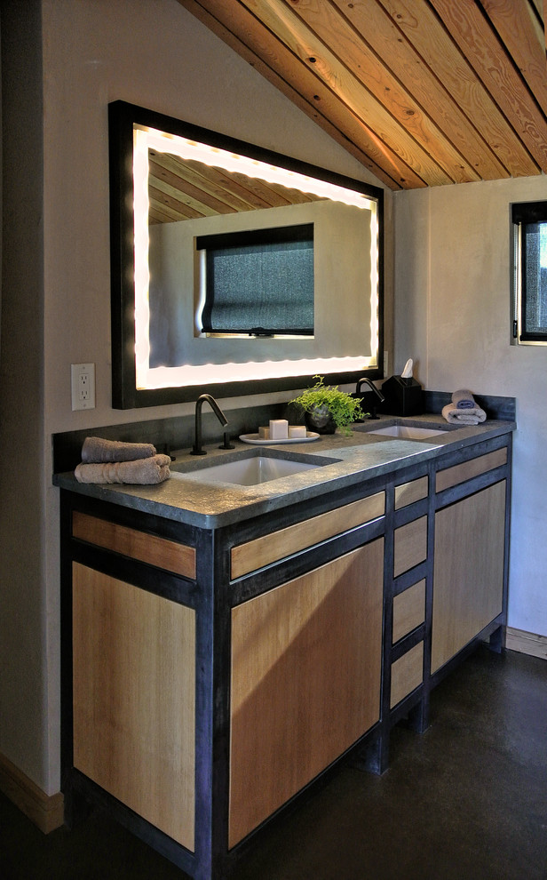 Стильный дизайн: главная ванная комната среднего размера в современном стиле с врезной раковиной, светлыми деревянными фасадами, столешницей из гранита, открытым душем, бетонным полом и плоскими фасадами - последний тренд