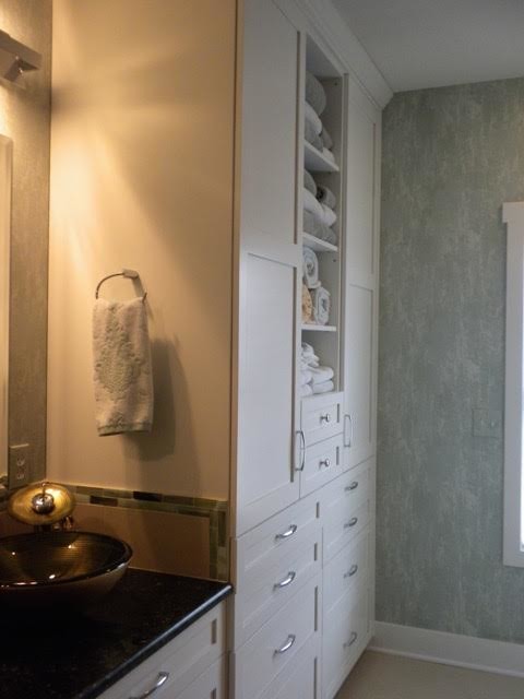 Idee per una stanza da bagno padronale chic di medie dimensioni con ante in stile shaker, ante bianche, pareti beige, pavimento in gres porcellanato, lavabo a bacinella, top in granito e pavimento grigio
