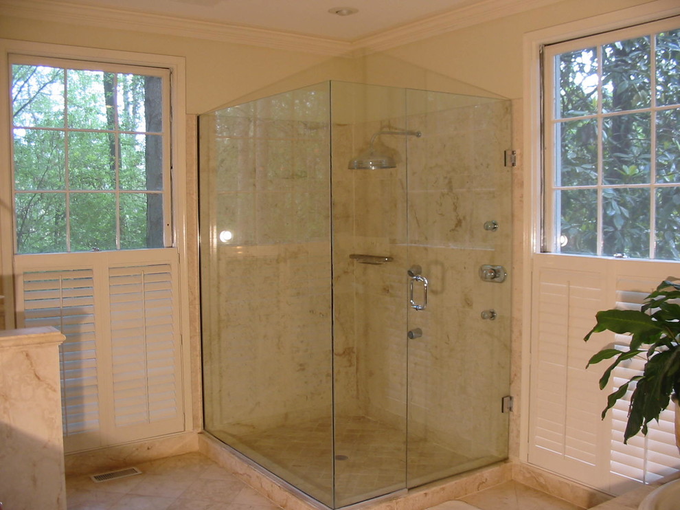 Imagen de cuarto de baño ecléctico con puertas de armario blancas, encimera de mármol, baldosas y/o azulejos beige y baldosas y/o azulejos de piedra