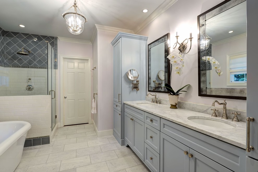 Diseño de cuarto de baño clásico con lavabo bajoencimera, armarios con paneles empotrados, puertas de armario grises, ducha esquinera, baldosas y/o azulejos blancos y baldosas y/o azulejos de cemento
