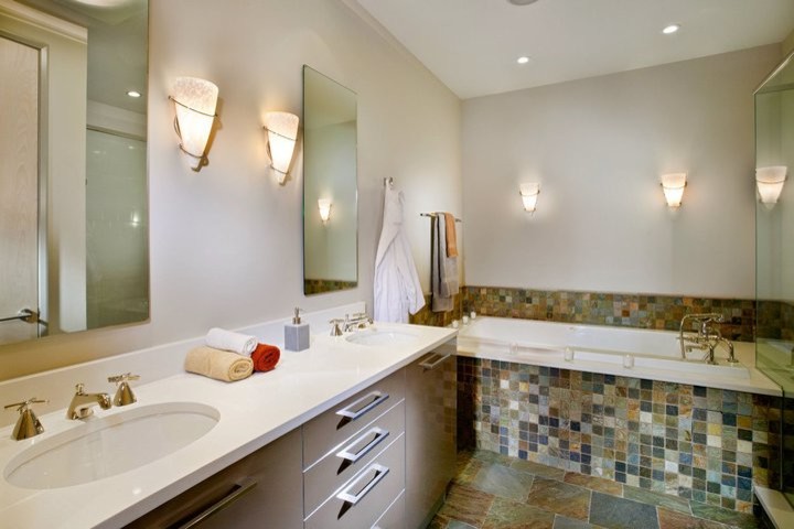 Inredning av ett modernt stort en-suite badrum, med släta luckor, grå skåp, ett platsbyggt badkar, en kantlös dusch, en toalettstol med hel cisternkåpa, flerfärgad kakel, grå väggar, skiffergolv, ett undermonterad handfat och bänkskiva i kvarts