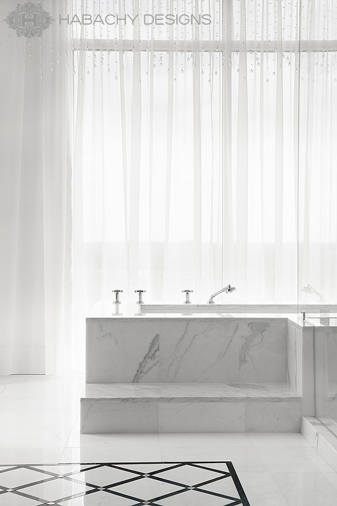 Inspiration pour une grande salle de bain principale minimaliste avec un plan de toilette en marbre, une baignoire encastrée, un mur blanc, un sol en marbre, un carrelage blanc et un carrelage de pierre.