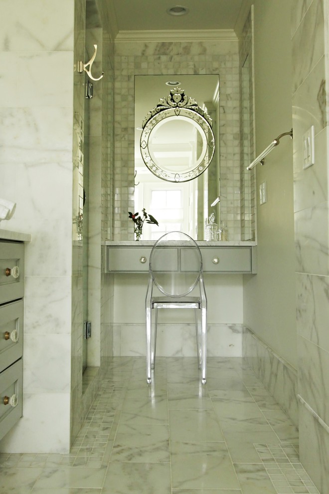 Inspiration pour une salle de bain principale traditionnelle de taille moyenne avec un placard à porte plane, des portes de placard grises, un carrelage blanc, un sol en marbre, un plan de toilette en quartz et du carrelage en marbre.