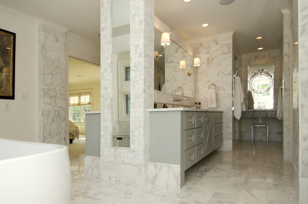 На фото: главная ванная комната среднего размера в стиле неоклассика (современная классика) с фасадами с утопленной филенкой, серыми фасадами, отдельно стоящей ванной, белой плиткой, каменной плиткой, белыми стенами, мраморным полом, душем в нише, врезной раковиной, мраморной столешницей, белым полом и душем с распашными дверями с