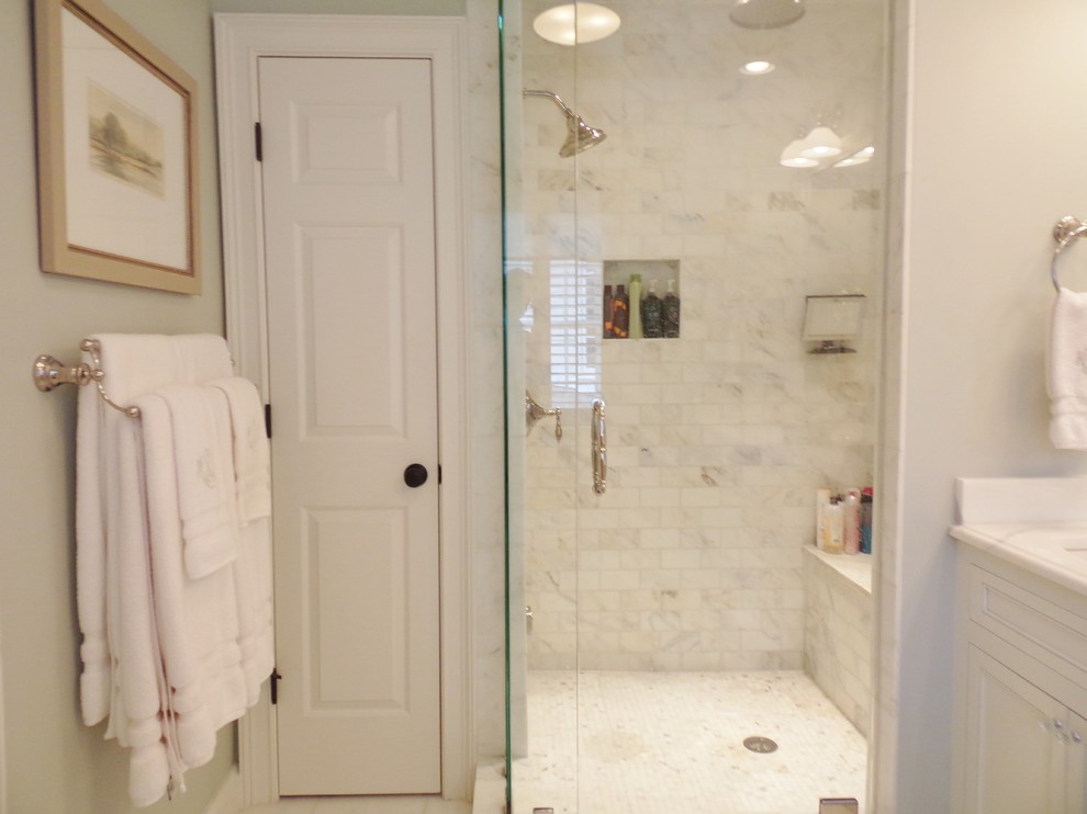 Idée de décoration pour une salle de bain tradition avec un lavabo encastré, un placard avec porte à panneau encastré, un plan de toilette en marbre, WC séparés, un carrelage blanc et mosaïque.