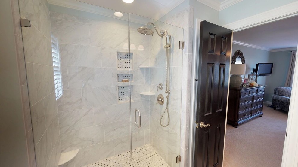 Inredning av ett lantligt badrum med dusch, med möbel-liknande, gröna skåp, en dusch i en alkov, en toalettstol med hel cisternkåpa, vit kakel, marmorkakel, blå väggar, ett undermonterad handfat, bänkskiva i kvarts och dusch med gångjärnsdörr
