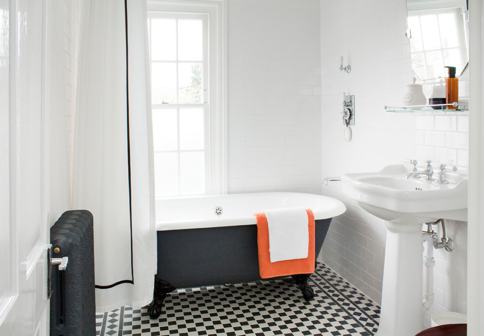 Стильный дизайн: ванная комната среднего размера в викторианском стиле с отдельно стоящей ванной и шторкой для ванной - последний тренд