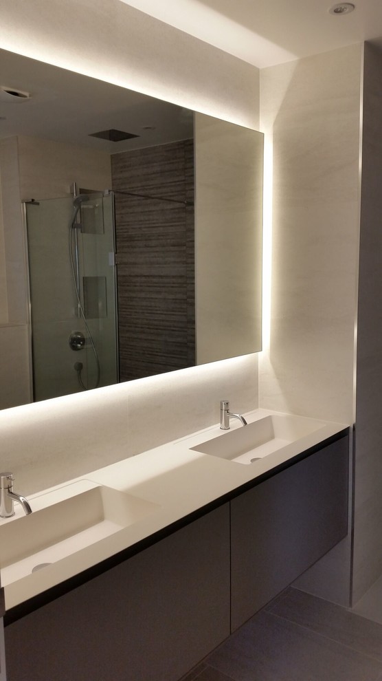 Idee per una stanza da bagno design con ante lisce, ante beige, pareti beige, pavimento con piastrelle in ceramica, lavabo integrato e pavimento marrone