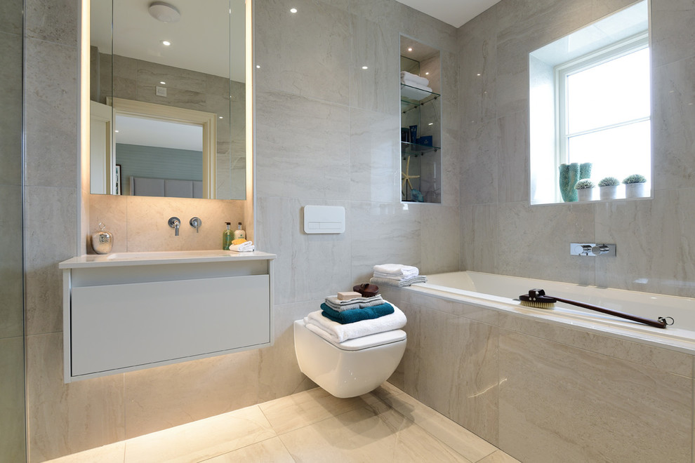 Idéer för ett modernt badrum, med beige kakel, porslinskakel, klinkergolv i porslin och beiget golv