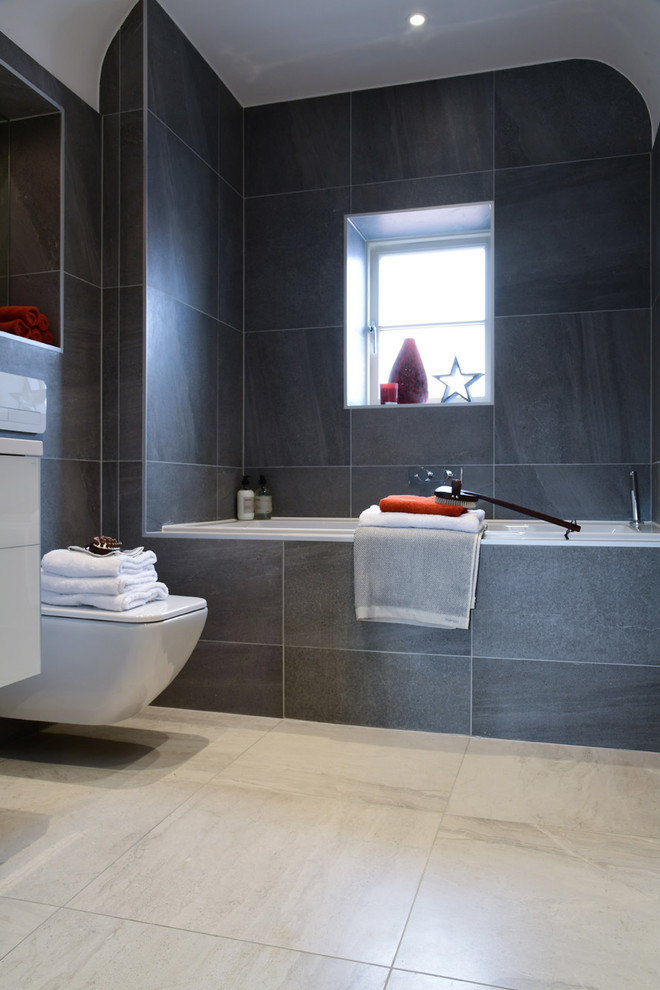 Idee per una stanza da bagno contemporanea con piastrelle grigie, piastrelle in gres porcellanato, pavimento in gres porcellanato e pavimento beige