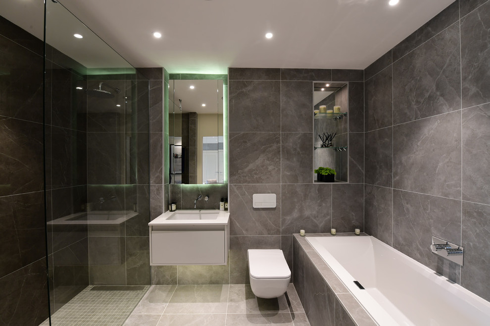 Aménagement d'une salle de bain contemporaine avec un carrelage gris, des carreaux de porcelaine, un sol en carrelage de porcelaine et un sol gris.