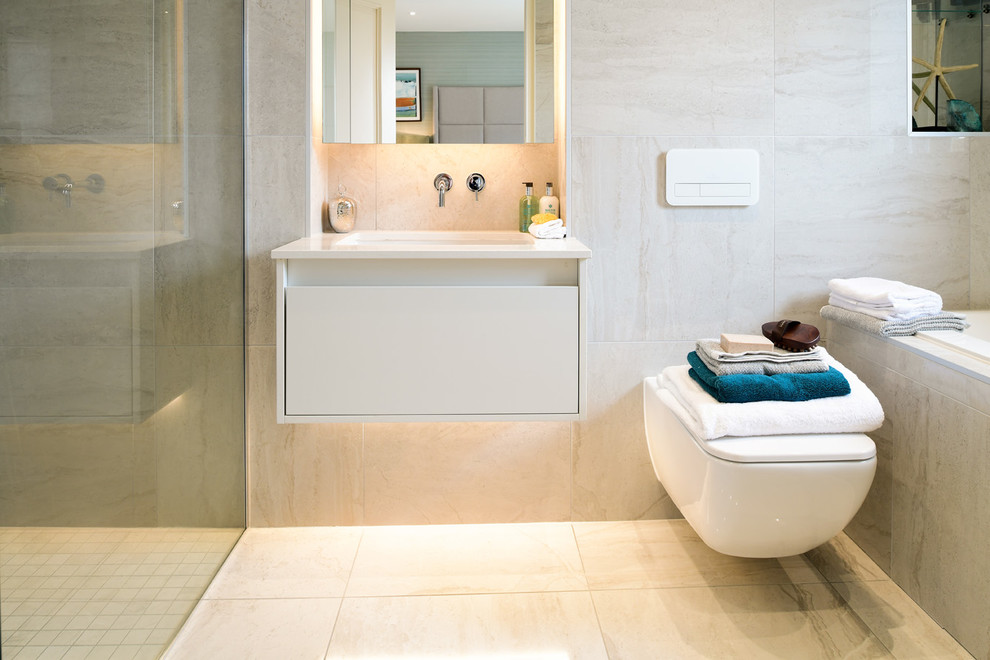 Idée de décoration pour une salle de bain design avec un carrelage beige, des carreaux de porcelaine, un sol en carrelage de porcelaine et un sol beige.
