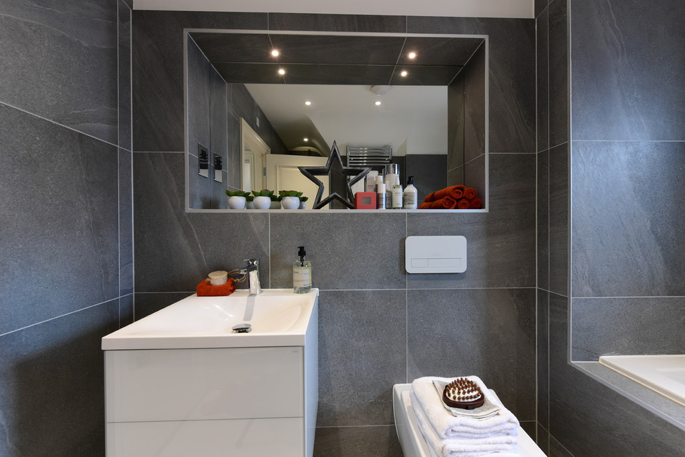 Inspiration för ett funkis badrum, med grå kakel, porslinskakel, klinkergolv i porslin och beiget golv