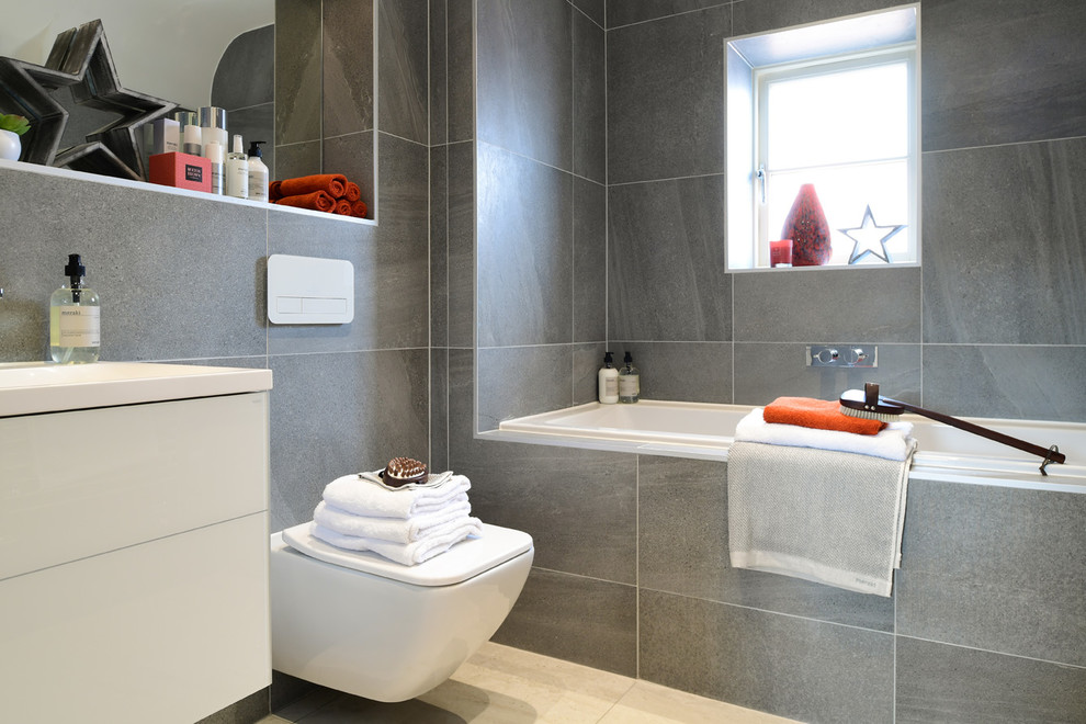 Свежая идея для дизайна: ванная комната в современном стиле с серой плиткой, керамогранитной плиткой, полом из керамогранита и бежевым полом - отличное фото интерьера