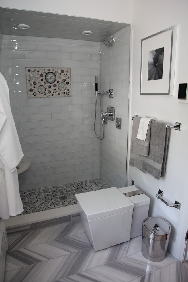 На фото: серо-белая ванная комната в современном стиле с белой плиткой, плиткой кабанчик и серым полом с
