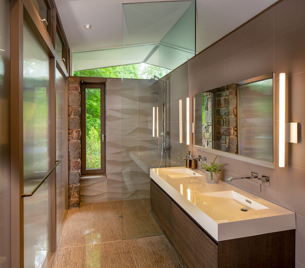 Стильный дизайн: ванная комната в современном стиле с плоскими фасадами, темными деревянными фасадами, душем без бортиков, серой плиткой, раковиной с несколькими смесителями, коричневым полом, открытым душем и белой столешницей - последний тренд