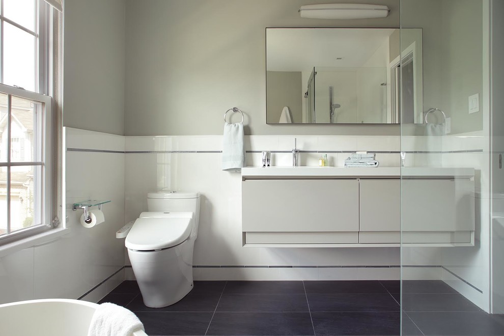 Свежая идея для дизайна: главная ванная комната среднего размера в современном стиле с плоскими фасадами, серыми фасадами, отдельно стоящей ванной, душем в нише, унитазом-моноблоком, серой плиткой, белой плиткой, керамической плиткой, серыми стенами, полом из керамической плитки и столешницей из кварцита - отличное фото интерьера