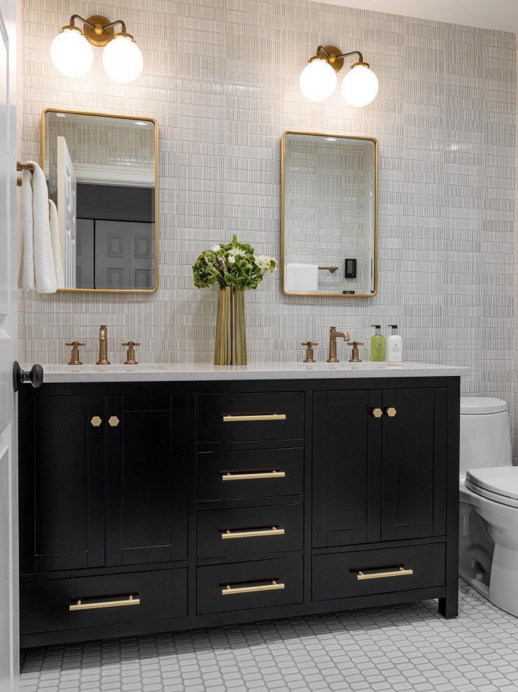 Bild på ett vintage vit vitt badrum, med skåp i shakerstil, svarta skåp, en toalettstol med hel cisternkåpa, grå kakel, mosaik, mosaikgolv, ett undermonterad handfat och vitt golv