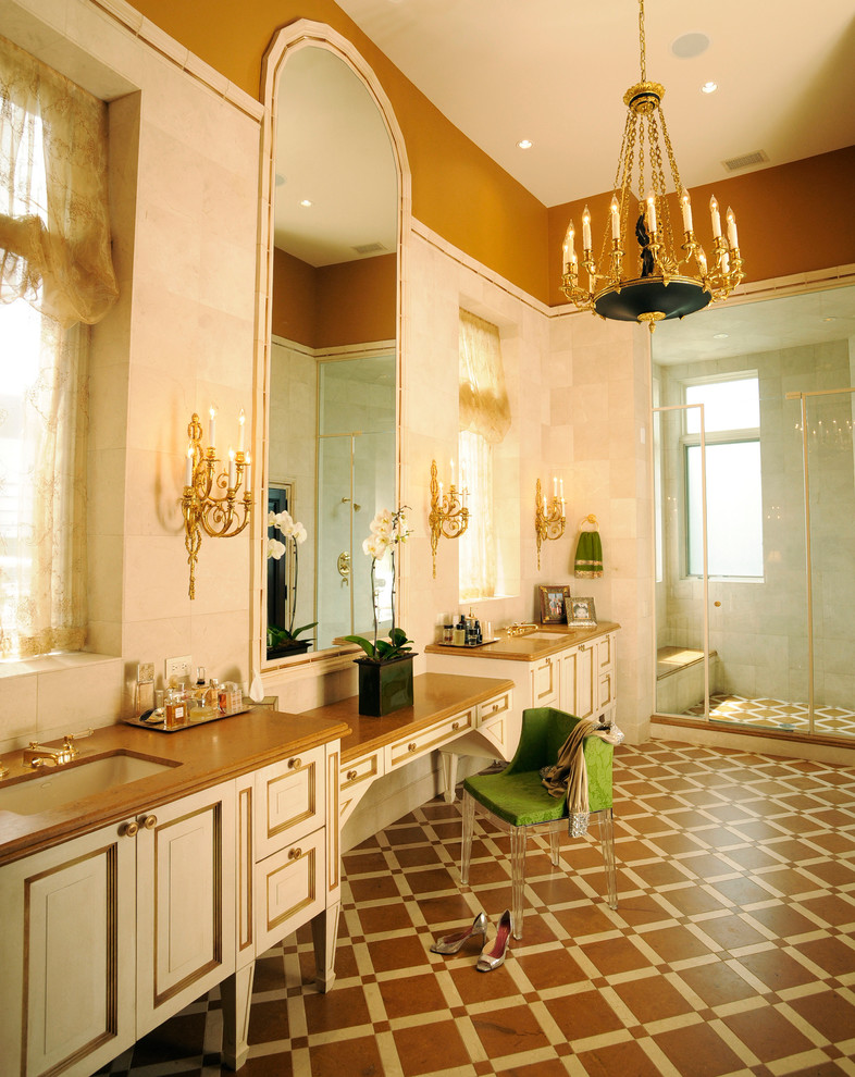 Foto di una grande stanza da bagno padronale classica con consolle stile comò, ante beige, doccia alcova, pavimento in marmo, lavabo sottopiano e top in marmo